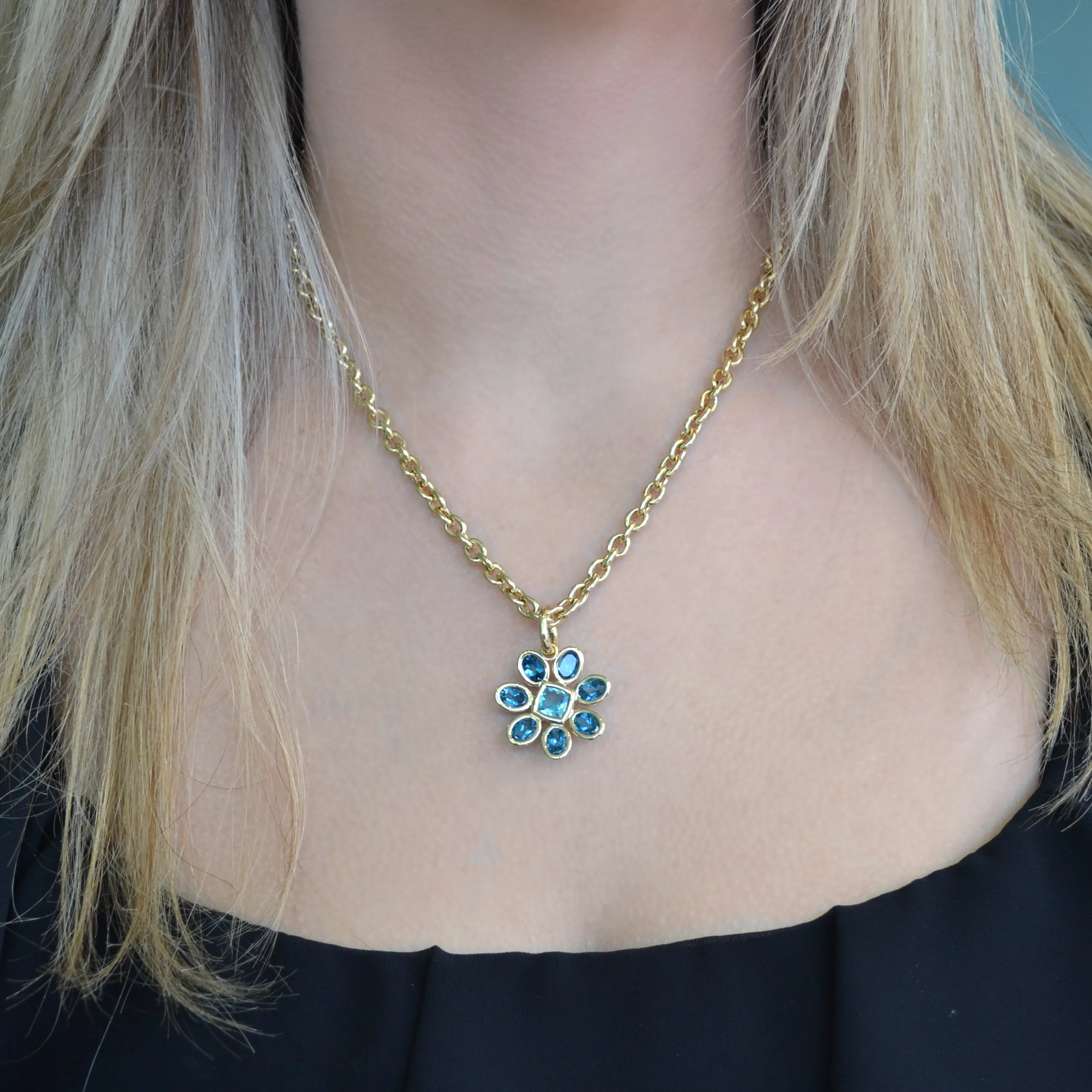 A & Furst - Fiori - Pendant with London Blue Topaz and Apatite, 18k Yellow Gold