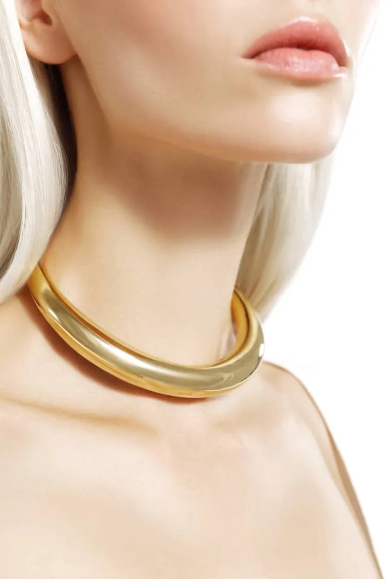 round minimalist choker necklace in gold